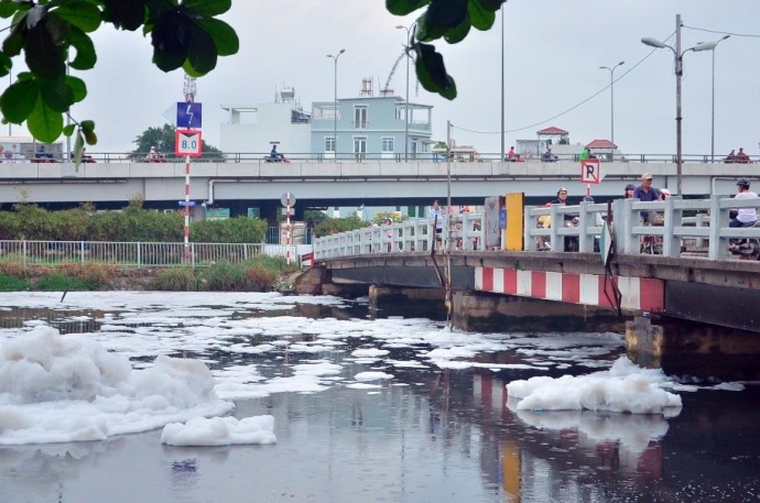 [-]Ngỡ[-]ng&agrave;ng[-]"tuyết"[-]phủ[-]trắng[-]x&oacute;a[-]k&ecirc;nh[-]T&agrave;u[-]Hủ[-]sau[-]cơn[-]mưa